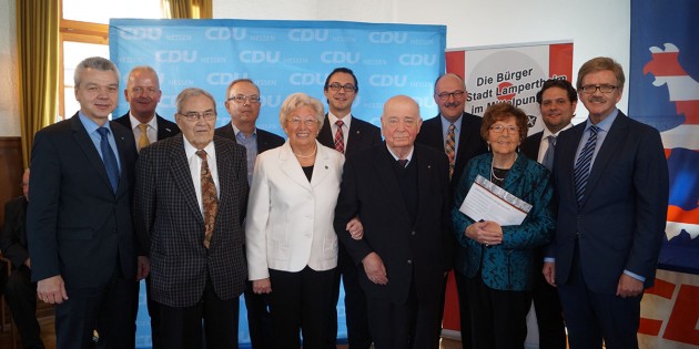 Der CDU Stadtverband Lampertheim unter dem Vorsitz von Aidas Schugchdinis (2.v.r.) ehrte im Rahmen des Neujahrsempfangs langjährige Mitglieder - Europaabgeordneter Thomas Mann (r.) konnte als Gastredner gewonnen werden. Foto: Sigrid Samson