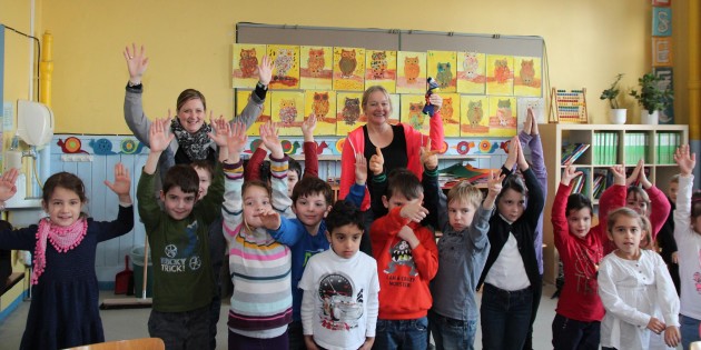 Dank der Spenden des Fördervereins und Sponsor AOK lernen die Erstklässler in der Schule in den Weschnitzauen durch das bundesweit erfolgreiche Unterrichtsprogramm „Klasse2000“ viel über Gesundheit und das Leben. Im Bild: Kinder der Klasse 1a mit Schulleiterin Simone Kurt (links) und der ausgebildeten Gesundheitsförderin Renate Kraft mit dem fragefreudigen „Klaro“ in der Hand. Foto: Hannelore Nowacki