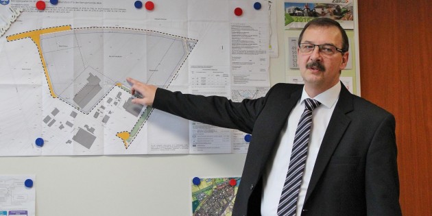 Bürgermeister Felix Kusicka hat in seinem Büro den Lageplan zum Bau eines großen Logistikzentrums im Gewerbegebiet „Waisenstück“ aufgehängt. Foto: Hannelore Nowacki