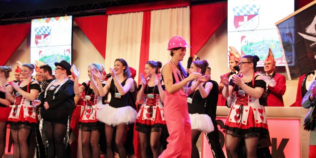 Fastnacht beim SKK 50 heißt volles Programm in der Prunksitzung  - bis zum fröhlichen Finale um Mitternacht, mit einer närrischen Pause von 2 x 11 Minuten. Foto: Hannelore Nowacki