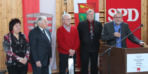 Wilhelm Gimbel (2.v.l.) und Walter Schwinn (3.v.l.) wurden durch  den Fraktionsvorsitzenden der SPD Biblis, Josef Fiedler (r.), im Beisein von Gabi Kohl (l.) und dem Parteivorsitzenden Ewald Gleich (2.v.r.), als Hauptinitiatoren des Neujahrsempfanges geehrt. Foto: Meike Paul