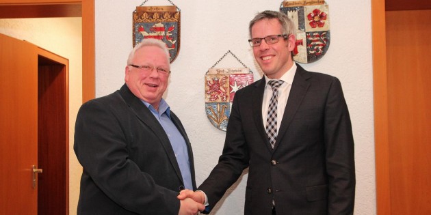 Auf seiner „Landrat vor Ort“-Tour besuchte Landrat Christian Engelhardt (rechts) Bürgermeister Rainer Bersch, um Groß-Rohrheim einen Tag lang näher kennenzulernen. Foto: Hannelore Nowacki