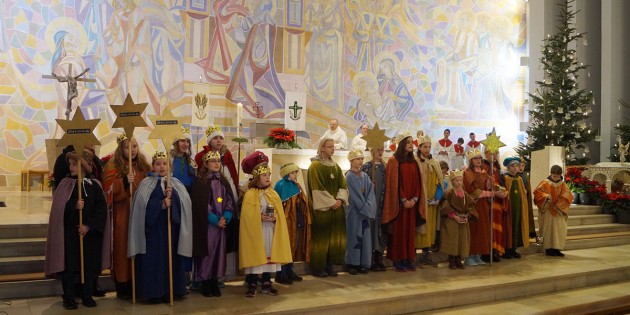 Mehr als 20 Sternsinger der beiden Pfarrgemeinden St. Andreas und Maria Verkündigung waren im Stadtgebiet unterwegs, um den Segen in die Häuser zu tragen und Spenden einzusammeln – der gemeinsame Gottesdienst am Dreikönigstag war der krönende Abschluss der Aktion. Foto: Sigrid Samson