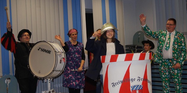 Johanna Tausch begeisterte in der närrischen Singstunde des Musikzuges des Freiwilligen Feuerwehr Bürstadt/Hofheim mit humorvollen Einsatzberichten. Foto: oh