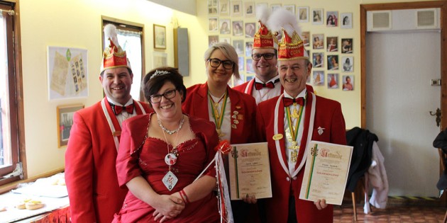 Sitzungspräsident Markus Gutschalk, Stadtprinzessin Gerda I., die 2. Vereinsvorsitzende Jesina Litters, Elferratsmitglied Holger Braun und der Vereinsvorsitzende Freddy Herweck v.l.) freuen sich über die Auszeichung. Foto: Meike Paul