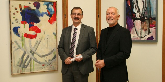 Die Besucher der städtischen Ämter werden ab sofort und noch bis zum 10. Februar von den Kunstwerken des Künstler Bernd Kalusche empfangen. Bürgermeister Felix Kusicka eröffnete die Vernissage im Bibliser Rathaus. Foto: Eva Wiegand