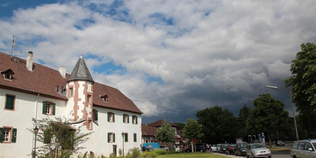 BU: Über Neuschloß ziehen dunkle Wolken auf – die Ortsbeiratswahl am 6. März kann wie in Rosengarten nicht stattfinden. Archivfoto: TIP