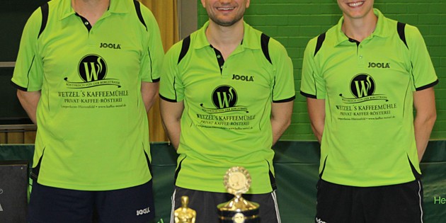 Die Sieger der Vereinsmeisterschaft mit ihren Pokalen: Markus Weimer (2.), Volker Berg (1.), Gwen Steier (3.; v.l.). Foto: ehr