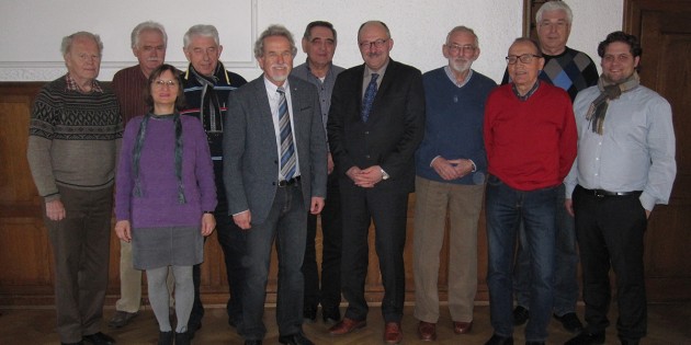 Dr. Michael Meister (5.v.r.) im Gespräch mit den Vertretern der BILA und dem Lampertheimer CDU-Vorsitzenden Aidas Schugschdinis (r.). Foto: oh