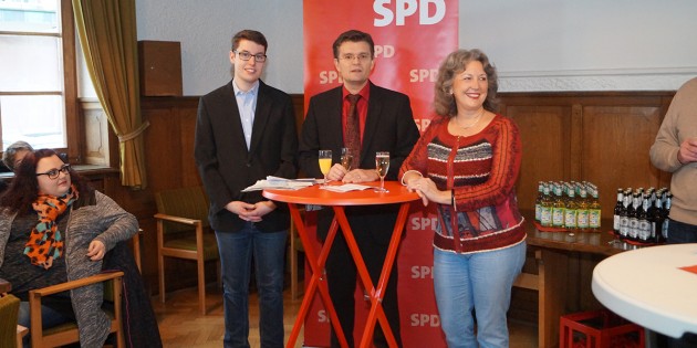 SPD-Spitzenkandidat Marius Schmidt (l.) und SPD-Vereinsvorsitzender Jens Klingler (Mitte) begrüßten gemeinsam mit Stadtverordnetenvorsteherin Brigitte Stass (r.) die Gäste beim Neujahrsempfang der SPD. Foto: Sigrid Samson