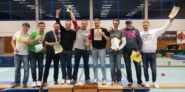 So sehen Sieger aus: Bei den Offenen Ortsmeisterschaften im Bosseln in Groß-Rohrheim behielten im Finale „Die glorreichen Sieben“ gegen die Titelverteidiger „Old No. 7“ die Oberhand. Foto: oh