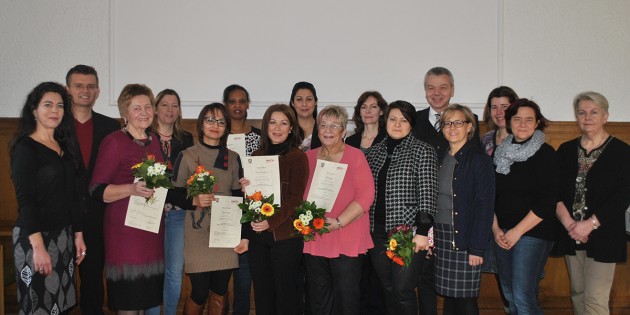Ziehen gemeinsam an einem Strang, um Migranten Hilfe zur Selbsthilfe zu bieten: Die Integrationslotsen, das Team der Stadtverwaltung um Bürgermeister Gottfried Störmer, das Lernmobil Viernheim e.V. sowie die Anlaufstellen. Foto: Benjamin Kloos