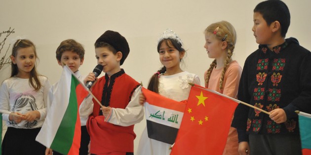 n den Sprachen der Welt begrüßten Schüler der Goetheschule die Gäste anlässlich der Einweihung des Neubaus mit Mensa. Foto: Benjamin Kloos