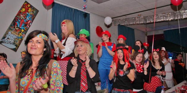 Das Programm zur Weiberfastnacht beim 1. Carnevalclub Rot-Weiß brachte das Publikum begeistert in Bewegung. Foto: Hannelore Nowacki