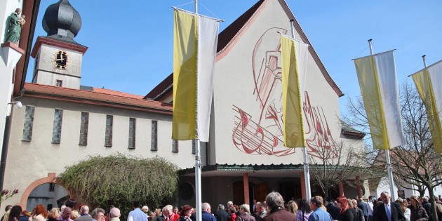 BUZ: Damals, im Jahr 1966, feierten in Bürstadt 283 Kinder das Fest der 1. Heiligen Kommunion. Wegen der Einführung von zwei Kurzschuljahren konnten nicht alle Kinder das Fest am Weißen Sonntag begehen. Zur Erstkommunion am Weißen Sonntag in der Pfarrkirche St. Michael gingen 93 Kinder, in St. Peter 83 Kinder und am Sonntag nach Kirchweih, am 9. Oktober 1966, gingen 107 Kinder in St. Michael zur Erstkommunion. Archivfoto: Hannelore Nowacki