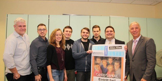 Die Band OHRIGINAL stellte ihr Programm und ihre Ziele vor. Im Bild (von links): Stadtjugendförderer Manfred Scholz, die Band mit Lukas Beilmann, Vanessa Gutschalk, Alexander Rothmund, Dominic Sator und Christopher Ungar (Sänger Daniel Grein war entschuldigt), Bandcoach Matthias Klöpsch und Kultur-Fachbereichsleiter  Rolf  Hecher. Foto: Hannelore Nowacki