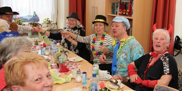 In der Seniorenbegegnungsstätte „Alte Schule“ amüsierten sich die Gäste bei Musik und pointenreichen Vorträgen. Foto: Hannelore Nowacki
