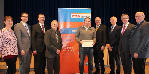 Der CDU-Gemeindeverband Biblis-Nordheim-Wattenheim ehrte vier seiner langjährigen Mitglieder. Im Bild: Parteivorsitzende Johanna Iovine, Alexander Bauer MdL, Bürgermeister Felix Kusicka, Hans Heinrich Kohr (50 Jahre), Dirk Müller mit der Urkunde seines Vaters Hans Georg Müller (40 Jahre), Dr. Michael Meister MdB, Bürgermeister a. D. Alfred Kappel (40 Jahre), Landrat Christian Engelhardt und Bernhard Holtmann (40 Jahre). Foto: Hannelore Nowacki