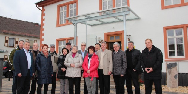 Zu einer kleinen Einweihungsfeier hatte Bürgermeisterin Barbara Schader den Arbeitskreis Dorferneuerung, Architekt Werner Ofenloch und die Beteiligten aus Politik und Verwaltung am Freitag ins Alte Rathaus eingeladen. Sanierung, Renovierung und Umgestaltung sind abgeschlossen. Foto: Hannelore Nowacki
