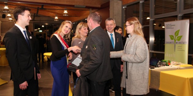 Beim Empfang für die Lampertheimer Wirtschaft wurden die Gäste von Bürgermeister Gottfried Störmer mit Gattin und Spargelkönigin Elena I. mit Partner freundlich begrüßt. Foto: Hannelore Nowacki