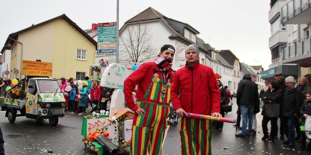 Die „Sackschdoahogger“ hatten das Umzugsmotto mit ihrer Pilzfabrik und Lieferfahrzeug fantasievoll gestaltet und dafür den Hauptgewinn eingesackt. Foto: Hannelore Nowacki