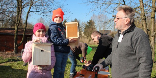 Bezugsfertig sind diese Nistkästen, nun müssen die stolzen Erbauer nur noch für einen geeigneten Platz sorgen. Foto: Hannelore Nowacki