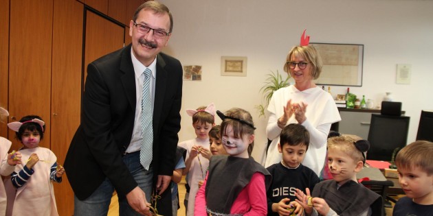 Der Rathaussturm der „schlauen Füchse“ war erfolgreich – Bürgermeister Felix Kusicka lieferte den goldenen Schlüssel ab. Foto: Hannelore Nowacki