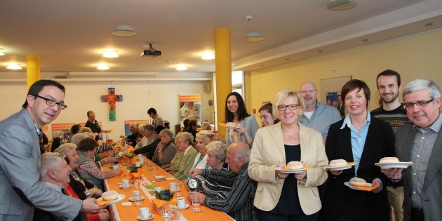 Beim Kräppel-Kaffee der CDU Bürstadt im Briebelsaal hatte zunächst die Lokal- und Kreispolitik im Wahlkampf  das Wort, dann war gemütliche Unterhaltung angesagt. Erster Stadtrat Walter Wiedemann (rechts) und Kreistagskandidatin Birgit Heitland (helle Jacke) hielten die Reden. Beim Kräppelverteilen halfen Alexander Bauer (links), weitere Mandatsträger und Kandidaten. Foto: Hannelore Nowacki