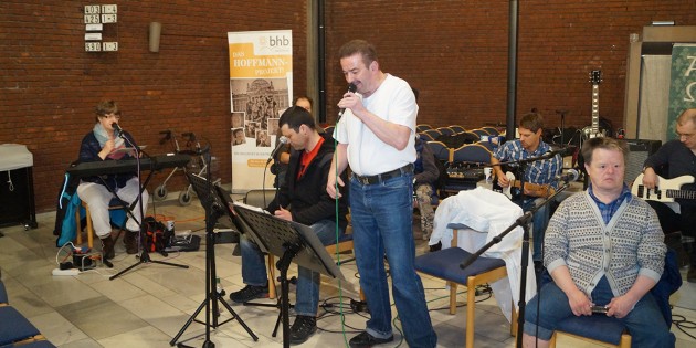 Die inklusive Band des Hoffmann-Projekts der Behindertenhilfe Bergstraße vermittelte mit ihren musikalischen Beiträgen zum Gottesdienst und dem anschließenden Konzert eine ganz besondere Lebensfreude. Foto: Sigrid Samson