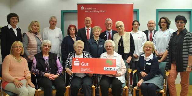 Der Vorstandsvorsitzende der Sparkasse Worms-Alzey-Ried, Dr. Marcus Walden und Filialdirektor Willi Sztorc verteilten 6.800 Euro an die Vertreter wohltätiger Vereine im Ried. Foto: Benjamin Kloos