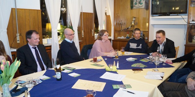 Matthias Schimpf (r.), Kreistags-Spitzenkandidat der Grünen, informierte und diskutierte mit Grünen-Kandidaten über Themen des Wahlprogramms. Foto: Sigrid Samson