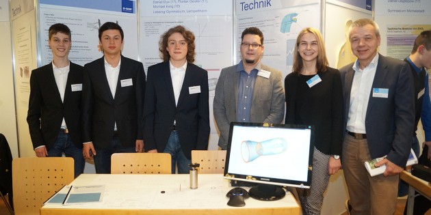 Florian Geister, Daniel Lux und Michael Ewig vom Lessing-Gymnasium Lampertheim befassten sich mit dem Projekt "Stromerzeugung mittels mobiler Flussturbine" und stellten ihre Ergebnisse vor - hier mit Bürgermeister Gottfried Störmer (r.), Claudia Steiger, Personalleiterin der BASF Lampertheim (2.v.r.) und Betreuungslehrer Marco Knecht (3.v.r.) - die Jugendlichen erreichten den beachtlichen 4. Platz im Fach Technik bei "Jugend forscht". Foto: Sigrid Samson