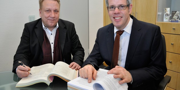 Freuen sich über den genehmigten Kreishaushalt: Landrat Christian Engelhardt und Finanzdezernent Matthias Schimpf (v.r.). Foto: oh