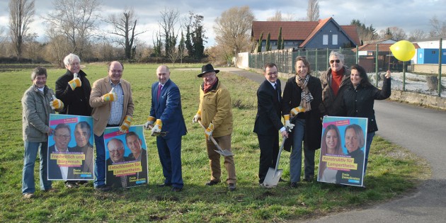 Mit einem provisorischen Spatenstich möchten die Lampertheimer Liberalen auf die Bedeutung der Ostumgehung aufmerksam machen. Foto: Benjamin Kloos