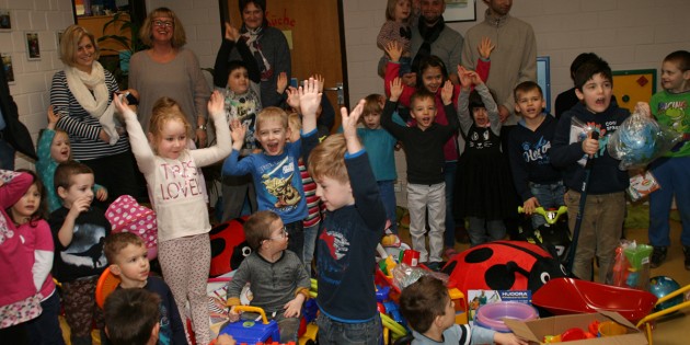 Die Kinder der Kindertagesstätte Schwalbennest wurden am Freitagmorgen einmal mehr reich beschenkt, diesmal gab es eine stattliche Menge neuer Spielsachen für den Außenbereich. Foto: Eva Wiegand
