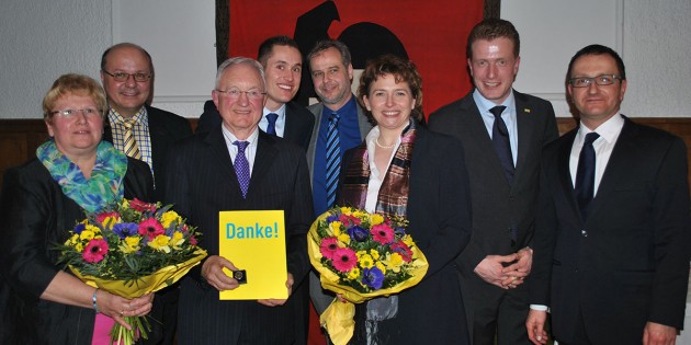Helmut Hummel (3.v.l.) wurde im Beisein seiner Ehefrau Ulrike (l.) und der FDP-Spitze des Kreises und der Stadt durch die FDP-Bundesgeschäftsführerin  Nicola Beer (3.v.r.) mit der Theodor-Heuss-Medaille ausgezeichnet. Foto: Benjamin Kloos