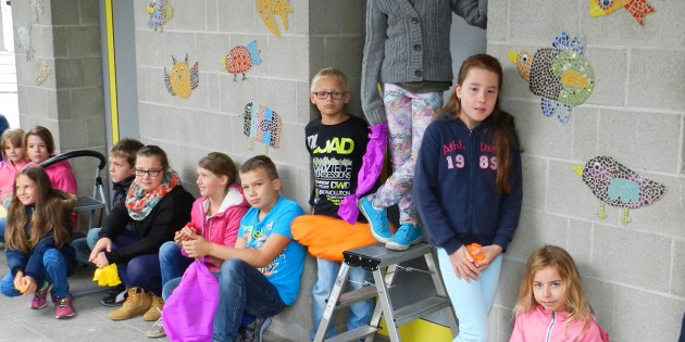Vogelmosaike verschönern seit einem Jahr die Außenwände der Seehofschule. Foto: ehr