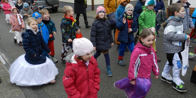Die Kinder in Hüttenfeld ließen sich am Montag auch durch Wind und Regen nicht den Spaß verderben. Foto: ehr