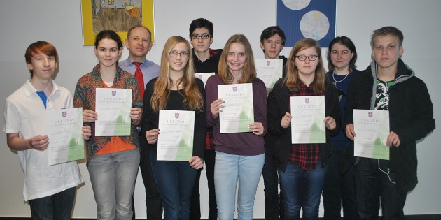 Strahlende Gesichter dank hervorragender Leistung: Beim Mathematikwettbewerb konnten sich neun Schüler der EKS für den Kreisentscheid qualifizieren – sehr zur Freude der Fachleiterin Simone Egel (2.v.r.) und dem kommissarischen Schulleiter Mark Wohlfahrt (3.v.l.). Foto: Benjamin Kloos