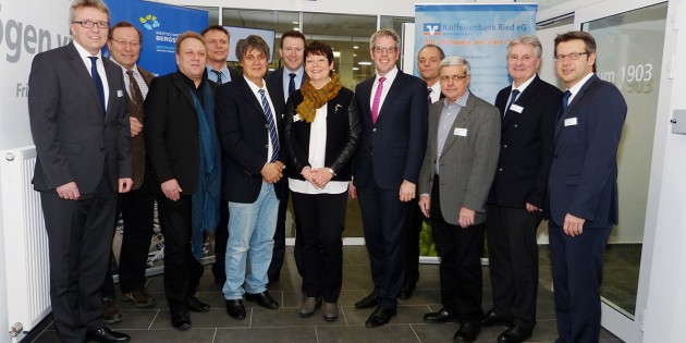 Zahlreiche Akteure standen den rund 80 Gästen, die gestern an der Veranstaltung „Arbeitsmarkt Landwirtschaft“ in den Räumen der Raiffeisenbank Ried eG in Bürstadt teilnahmen, Rede und Antwort. Foto: WFB