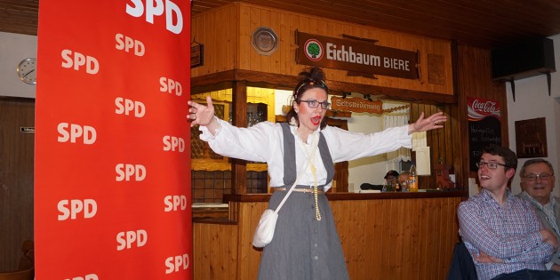 Heike Hildebrand (stellvertretende Ortsvorsteherin in Hofheim), bekannt aus der Hofheimer Fastnacht und dem Fernsehen, sorgte mit ihrem närrisch-politischen Beitrag für gute Unterhaltung der Gäste am politischen Aschermittwoch der SPD. Foto: Sigrid Samson