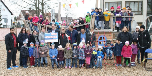 Die Kinder, Erzieherinnen und der Elternbeirat der Kindertagesstätte Maria Verkündigung überreichte eine Spende in Höhe von 500 Euro an den Koordinierungskreis Flüchtlingshilfe. Foto: Eva Wiegand