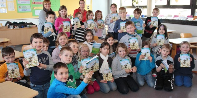 Eine gelungene Überraschung – jedes Kind der Klassen 1a und 1b der Astrid-Lindgren-Schule hat jetzt das Buch „Kleiner Hund auf großen Spuren“ für den Lesespaß zu Hause. Foto: Hannelore Nowacki