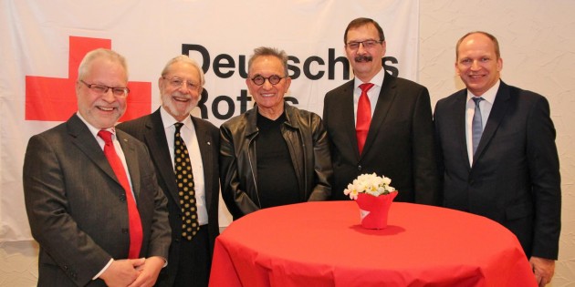 DRK-Kreisvorsitzender Arno Gutsche (von links), Professor Michael Bothe, Schauspieler Walter Brenneisen, der Bibliser Bürgermeister Felix Kusicka und DRK-Kreisgeschäftsführer Ulrich Bergmann vor Beginn der Jubiläumsfeier zur Gründung des DRK-Kreisverbandes Bergstraße vor 70 Jahren. Foto: Hannelore Nowacki