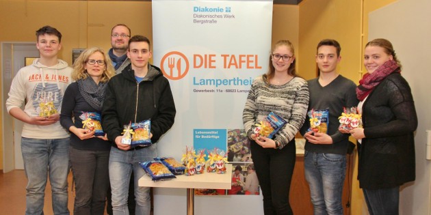 Osterpräsente für Kinder und Nudeln für die bedürftigen Familien – Spenden, die bei der Tafel gut ankommen. Im Bild (von links): Luca Mackenroth, Heike Ihnofeld, Pfarrer Stefan Geil, Benjamin Medert, Hannah Thomas, Dominik Schäfer und Nadine Ihnofeld. Foto: Hannelore Nowacki