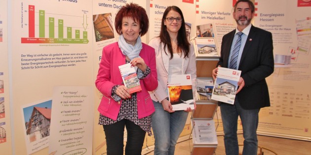 Bürgermeisterin Barbara Schader, Rebecca Gebhardt von der Stadtverwaltung und Klaus Fey, Pressekoordinator der „Hessischen Energiespar-Aktion“ eröffneten die Ausstellung im Rathausfoyer zum Thema Energiesparen im Altbau am 2. März, die zu den Öffnungszeiten des Rathauses bis zum 8. April zu sehen ist. Broschüren zum Mitnehmen liegen aus. Foto: Hannelore Nowacki