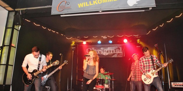 In der Reihe „Musikkultur im Alten Kino“ feierte die junge Lampertheimer Band OHRIGINA am Donnerstagabend Premiere in Zusammenarbeit von „cultur communal“ und Stadtjugendförderung mit der Musiker-Initiative Lampertheim (MIL). Seit vier Jahren machen die jungen Leute im Alter von 17 bis 23 Jahren zusammen Musik. Foto: Hannelore Nowacki