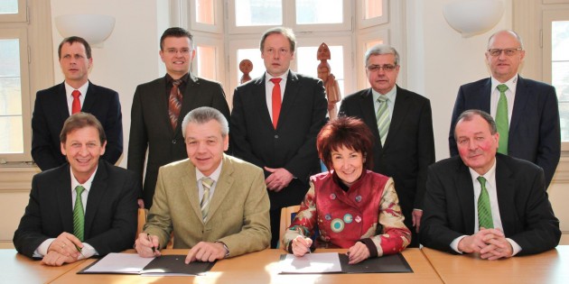 Bürgermeisterin Barbara Schader und Bürgermeister Gottfried Störmer sowie die beiden Ersten Stadträte Walter Wiedemann (2. von rechts hinten) und Jens Klingler (2. von links hinten) unterzeichneten die neuen Stromkonzessionsverträge für die Städte Bürstadt und Lampertheim. Für EWR unterschrieben die Vorstände Helmut Antz (vorne rechts) und Günter Reichart (vorne links). Dabei waren Jens Nierendorff (hinten, von links) und Johannes Krämer von der Geschäftsführung der EWR Netz GmbH sowie Heribert Wilde, Leiter der Kommunalbetreuung (hinten rechts). Foto: Hannelore Nowacki