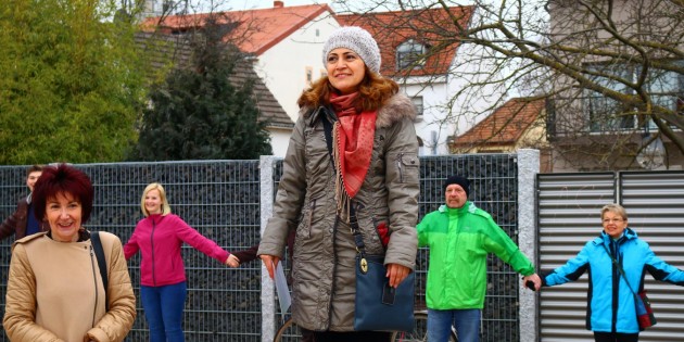 In heiterer Stimmung hatten sich etwa 180 Menschen zur Menschenkette zusammengefunden. Viel Applaus erhielt Güler Gülay für ihre aufrüttelnde Rede. Foto: Hannelore Nowacki