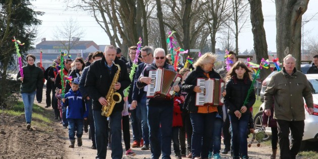 Beim Stabausfest im AZ-Vogelpark hat der Umzug mit musikalischer Begleitung zum Tierheim und zurück Tradition. Foto: Hannelore Nowacki